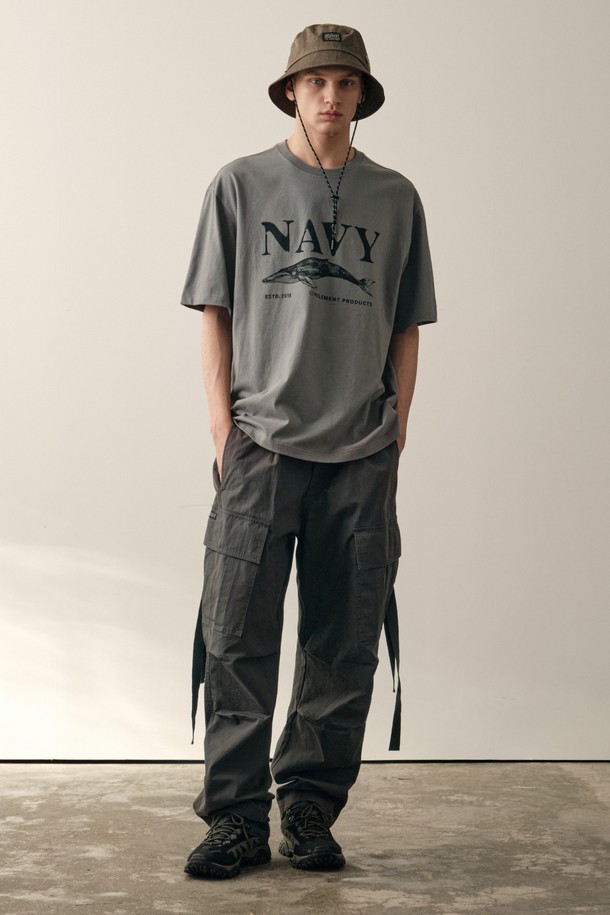 오빌리크 스트랩 카고 팬츠 (D/GREY)는 일상과 밀리터리 스타일을 넘나드는 남성용 카고 팬츠입니다. 다크 그레이 컬러의 무지 디자인으로, 사계절 활용 가능한 중간 두께감의 면과 나일론 혼방 소재로 제작되었습니다. WWII 밀리터리 유니폼에서 영감을 받아 3D 패턴과 하단 스트랩 디테일이 특징이며, 사이드 포켓과 숨겨진 수납 공간을 더해 실용성을 높였습니다. 레귤러 핏으로 편안한 착용감을 제공하며, 여행룩, 캠핑룩, 캐주얼, 워크웨어, 미니멀 스타일을 즐기는 분들께 추천합니다.
