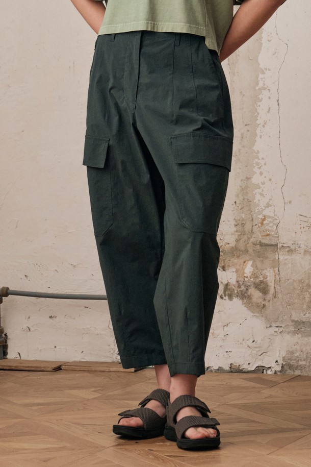 **여성 코쿤 카고 팬츠 (모스 그린)**

일상, 산책 등 가벼운 활동에 적합한 여성용 카고 팬츠입니다. 모스 그린 컬러의 루즈핏 세미배기 스타일로, 스트릿 및 캐주얼 무드를 연출합니다. 봄, 여름, 가을 시즌에 활용하기 좋은 9부 기장의 얇은 두께감으로, 부드러운 촉감과 스트레치 소재의 편안한 착용감을 선사합니다. 카고 스타일 디자인이 돋보이는 무지 패턴의 바지로, 다양한 상의와 매치하여 스타일리시한 룩을 완성해보세요.
