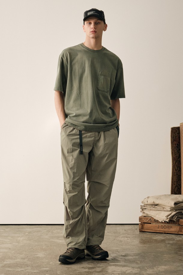 코쿤 웨빙 나일론 팬츠 (L KHAKI)는 캠핑, 트레킹, 피싱, 일상 등 다양한 활동에 적합한 남성용 나일론 팬츠입니다. 봄, 여름, 가을 계절에 착용하기 좋으며, 아웃도어와 캐주얼 스타일을 모두 아우릅니다. 3D 입체 패턴의 일자핏 디자인으로 편안한 착용감을 제공하며, 무릎 부분의 4개 다트 디테일과 기능성 디자인이 돋보입니다. 웨빙 벨트가 포함되어 있어 허리 사이즈 조절이 용이하며, 발수 기능이 있어 쾌적함을 유지합니다. 여행룩, 등산룩, 고프코어, 워크웨어 스타일을 즐겨 입는 분들께 추천합니다.
