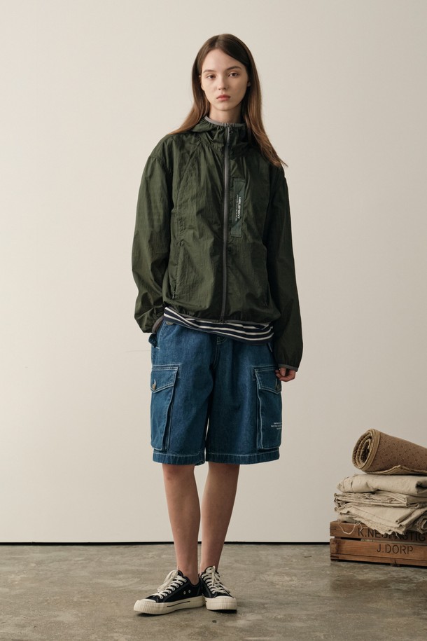 블루 컬러의 데님 스트링 카고 숏팬츠는 봄, 여름 시즌에 일상 및 아웃도어 활동에 적합하며, 캐주얼한 스타일을 연출합니다. 밴딩 처리된 허리, 사이드 버튼형 아웃포켓, 3D 패턴, 인체공학적 밑위 디자인이 적용되었으며, 면 소재의 레귤러핏과 컴포트핏으로 편안하게 착용할 수 있습니다.
