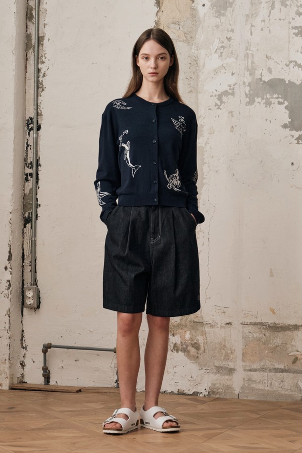 네이비 컬러의 여성 로우 데님 숏팬츠입니다. 봄, 여름 시즌에 적합하며, 미니멀하고 캐주얼한 스타일을 연출하기 좋습니다. 레귤러핏으로 편안하게 착용 가능하며, 앞쪽 주름턱 디테일과 뒤판 요크 부위 다트 디테일이 특징입니다. 밑단 셋자수 포인트로 포인트를 더했으며, "동네 마실룩"이나 "쇼핑룩"에 활용하기 좋은 아이템입니다. 캐주얼, 미니멀, 클래식 스타일을 즐겨 입는 분들께 추천합니다.
