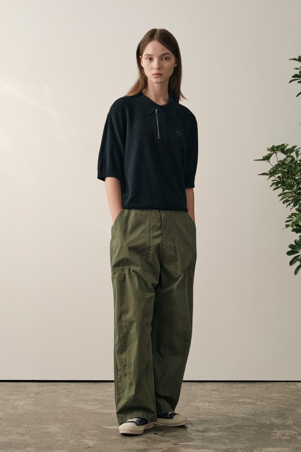 네이비 컬러의 니트 집업 카라 반팔입니다. 남성용으로, 일상 및 데일리룩에 적합하며 여름철 시원하게 착용할 수 있습니다. 얇은 두께감과 부드러운 촉감의 레이온, 나일론, 린넨 혼방 소재로 제작되어 통기성이 뛰어납니다. 메탈 지퍼 디테일과 고급 린넨 혼방사가 돋보이며, 기본 니트 반팔과 차별화된 디자인을 제공합니다. 캐주얼, 미니멀, 클래식 스타일을 아우르며 여름 바캉스룩으로도 활용 가능합니다.
