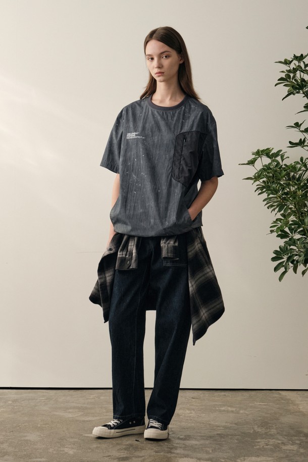 가벼운 나일론 소재로 제작된 다크 그레이 색상의 그라비티 반팔 바람막이는 여름철 캠핑이나 일상에서 활용하기 좋은 아이템입니다. 얇은 두께와 레귤러 핏으로 편안하게 착용 가능하며, 컴팩트한 접이식 디자인으로 휴대성을 높였습니다. 스트릿, 스포티, 캐주얼 무드를 연출할 수 있는 스웻셔츠 스타일의 방풍 기능성 바람막이입니다.
