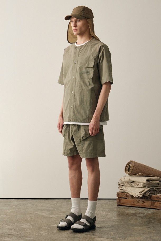 남성용 스트링 컴피 숏팬츠는 카키 색상의 얇고 부드러운 나일론, 면, 스판덱스 혼방 소재로 제작되었으며, 흡습 및 속건 기능이 있어 일상, 수영, 캠핑 등 다양한 아웃도어 활동에 적합합니다. 무지 패턴의 레귤러핏에 컴포트핏으로 편안함을 제공하며, 밴딩과 스트링 디테일로 사이즈 조절이 용이하고 폴딩이 가능하여 휴대성이 좋습니다. 여름 시즌에 어울리는 캐주얼하고 스트릿한 스타일의 숏 기장 숏팬츠입니다.
