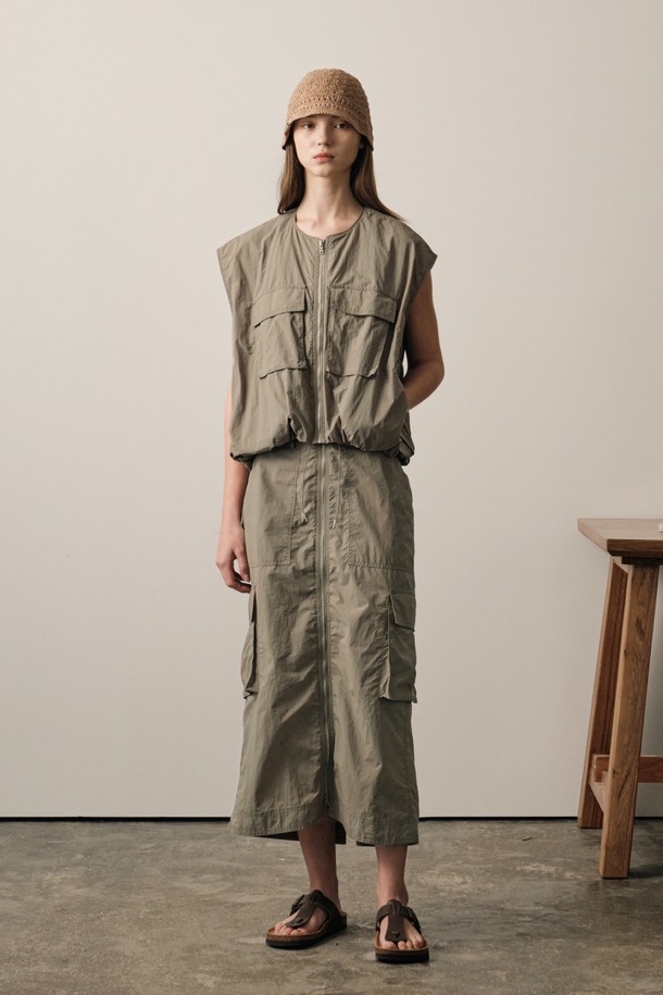 여성용 L 카키 컬러 필드 카고 스커트 세트입니다. 크롭 스타일 베스트와 카고 스커트 구성이며, 2-WAY 지퍼 디테일과 아우터 포켓이 특징입니다. 나일론 소재의 H라인 스커트는 밀리터리 및 캐주얼 무드를 연출하며, 일상과 아웃도어 활동 모두에 적합합니다.
