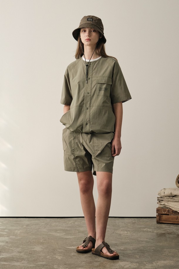 크루 컴피 하프 SET는 여름철 일상, 수영, 캠핑, 아웃도어 활동에 적합한 공용 세트 상품입니다. 카키 색상의 상하의 세트로, 얇고 부드러운 나일론, 면, 스판덱스 혼방 소재를 사용하여 편안한 착용감을 제공하며, 밴딩 허리와 스트링 디테일로 활동성을 더했습니다. 레귤러핏의 반바지 기장이며, 무지 패턴의 카디건 스타일 상의가 함께 제공되는 수영복 겸용 캐주얼, 스포티 스타일의 세트입니다.
