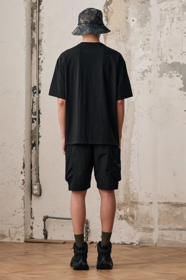 웨어러블 포켓 숏팬츠 (블랙)는 활동적인 당신을 위한 하이킹, 캠핑, 피싱, 일상생활에 적합한 숏팬츠입니다. 봄, 여름 시즌에 어울리는 얇고 부드러운 나일론, 폴리에스테르 혼방 소재로 제작되어 가볍고 편안한 착용감을 선사합니다. 레귤러핏 디자인에 허리 밴딩과 사이즈 조절 기능이 있어 활동성을 높였으며, 더블 아우터 포켓과 지퍼 포켓으로 수납력을 강화했습니다. 웨빙 벨트 디테일로 스타일리시함을 더했으며, 캐주얼, 스포티, 미니멀한 스타일을 연출하기 좋습니다. 캠핑룩, 여행룩에 활용하여 멋스러운 스타일을 완성해보세요.
