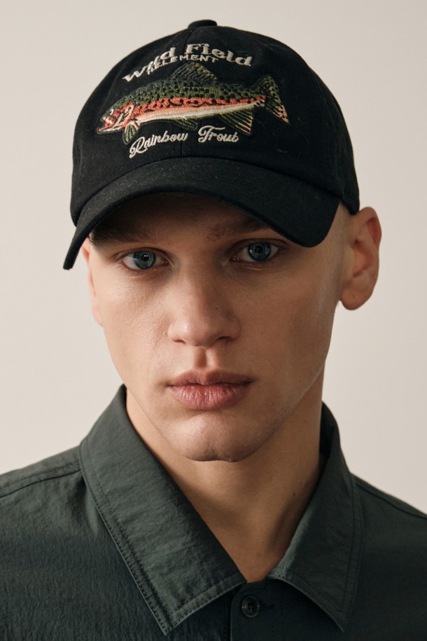 레인보우 코튼 볼캡 (BLACK)은 캐주얼, 레트로, 스포티 스타일을 즐기는 남녀 모두에게 어울리는 모자입니다. 봄, 여름 시즌에 착용하기 좋으며, 12cm 깊이로 편안한 착용감을 선사합니다. 면 소재로 제작되어 흡습 및 속건 기능이 뛰어나 쾌적함을 유지하며, 블랙 컬러에 레트로 피싱 감성의 레인보우 트라우트 자수 디테일이 포인트입니다. 여행룩에 개성을 더하고 싶을 때 활용하기 좋습니다. 내부 땀 흡수 기능성 로고 자카드 직조로 꼼꼼하게 마감되었습니다.
