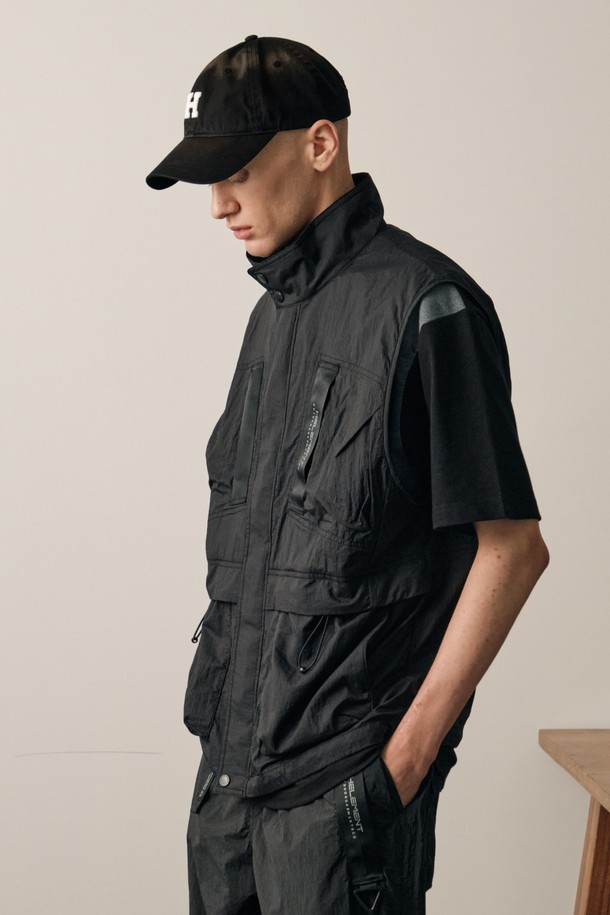 빈티지 어반 볼캡 (블랙)은 스트릿, 캐주얼 스타일을 즐기는 모두를 위한 사계절 필수 아이템입니다. 면 소재로 제작되어 편안한 착용감을 선사하며, 흡습속건 기능으로 쾌적함을 유지해 줍니다. 빈티지 워싱 디테일이 돋보이는 디자인에, 안쪽 땀받이 부분에는 기능성 로고 자카드 원단을 사용하여 실용성을 더했습니다. 산책룩, 여행룩 등 어떤 TPO에도 스타일리시하게 매치할 수 있는 블랙 컬러의 볼캡입니다. 모자 깊이 12cm로, 데일리 패션에 포인트 주기 좋습니다.
