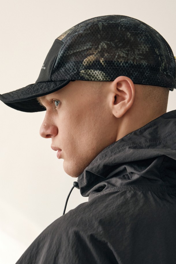 리얼 카모 캠프캡 (CAMO BLACK)은 남녀 모두 착용 가능한 캠프캡입니다. 나일론 소재로 제작되어 봄, 여름 시즌에 시원하게 착용할 수 있으며, 카모 블랙 패턴이 특징입니다. 모자 깊이 11cm, 챙 길이 6cm로 디자인되었으며, 사이즈 조절이 가능하여 편안한 착용감을 제공합니다. 일상, 산책, 여행 등 다양한 TPO에 캐주얼, 미니멀, 스트리트 스타일로 연출하기 좋습니다. 로고 디자인이 돋보이는 캠프캡으로, 스타일리시함을 더해보세요.
