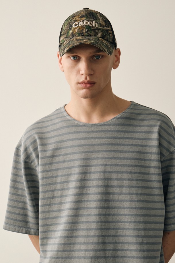 리얼카모 캐치 트러커(CAMO)는 캐주얼, 고프코어, 스포티 스타일을 아우르는 모자입니다. 면과 나일론 혼방 소재로 제작되어 부드러운 촉감과 흡습, 속건, 통기성을 제공하여 사계절 내내 쾌적하게 착용할 수 있습니다. 카모 패턴과 메쉬 패널, 로고 디자인이 돋보이며, 캠핑, 등산, 여행 등 다양한 TPO에 활용하기 좋습니다. 모자 깊이 12cm의 프리사이즈로 제작되었습니다.
