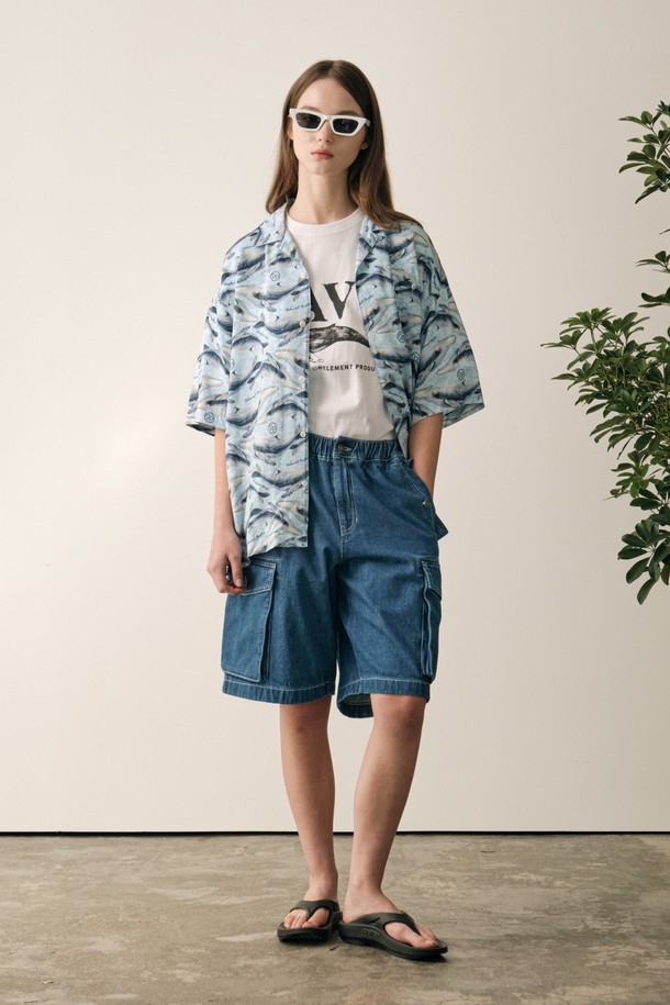 웨일 비치 반팔 셔츠는 시원한 라이트 블루 색상의 남성용 반팔 셔츠입니다. 부드러운 레이온 소재로 제작되었으며, 얇은 두께와 루즈핏 디자인으로 여름철 일상 및 야외 활동에 쾌적함을 더합니다. 고래 그래픽 프린트가 돋보이는 캐주얼 스타일의 카라 셔츠로, 통기성이 뛰어나 편안하게 착용할 수 있습니다.
