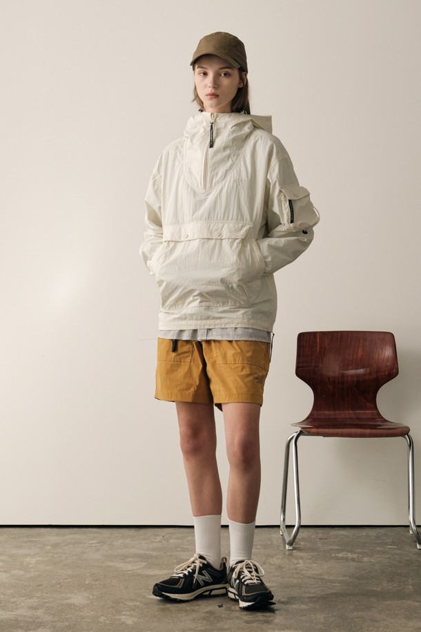 일상과 아웃도어 활동에 적합한 남성용 브레이크 에어 숏팬츠입니다. 머스타드 색상의 이 숏팬츠는 나일론과 스판덱스 혼방 소재로 제작되어 가볍고 신축성이 뛰어나며, 3D 패턴과 밴딩으로 편안한 착용감을 제공합니다. 얇고 부드러운 무지 패턴의 레귤러핏 디자인으로, 여름철 스포티하고 캐주얼한 스타일을 연출할 수 있습니다.
