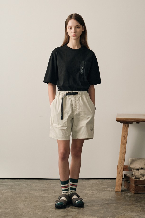 부드러운 촉감의 브레이크 에어 숏팬츠는 아이보리 색상으로, 나일론과 스판덱스 혼방 소재를 사용하여 제작되었습니다. 3차원 패턴과 내장형 밴드를 적용한 도시적인 디자인으로, 일상생활은 물론 아웃도어 활동에도 적합하며, 밴딩 디자인으로 편안한 착용감을 제공합니다. 얇은 두께감으로 여름철에도 시원하게 착용 가능하며 남성용 레귤러핏 숏팬츠입니다.
