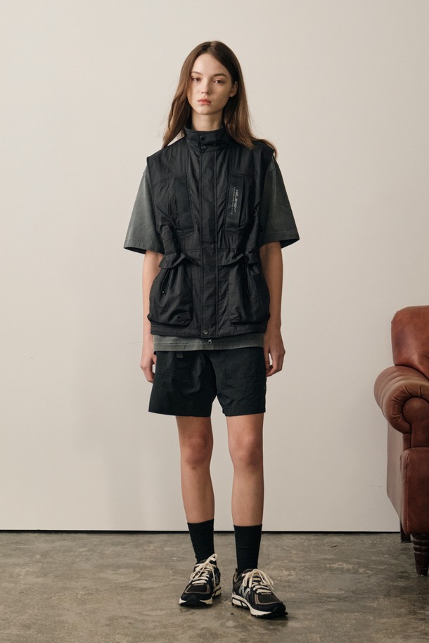 브레이크 에어 숏팬츠 (BLACK)는 남성을 위한 여름용 숏팬츠입니다. 나일론과 스판덱스 혼방 소재로 제작되어 부드러운 촉감과 얇은 두께로 시원하게 착용할 수 있습니다. 레귤러핏으로 편안하며, 무지 디자인에 블랙, 아이보리, 머스타드 3가지 색상으로 출시되었습니다. 3D 인체공학적 패턴과 내장형 웨이스트 벨트가 특징이며, 일상, 아웃도어, 액티브웨어, 휴가룩 등 다양한 TPO에 활용 가능합니다. 스포티, 캐주얼, 미니멀 스타일을 즐기는 분들께 추천합니다.
