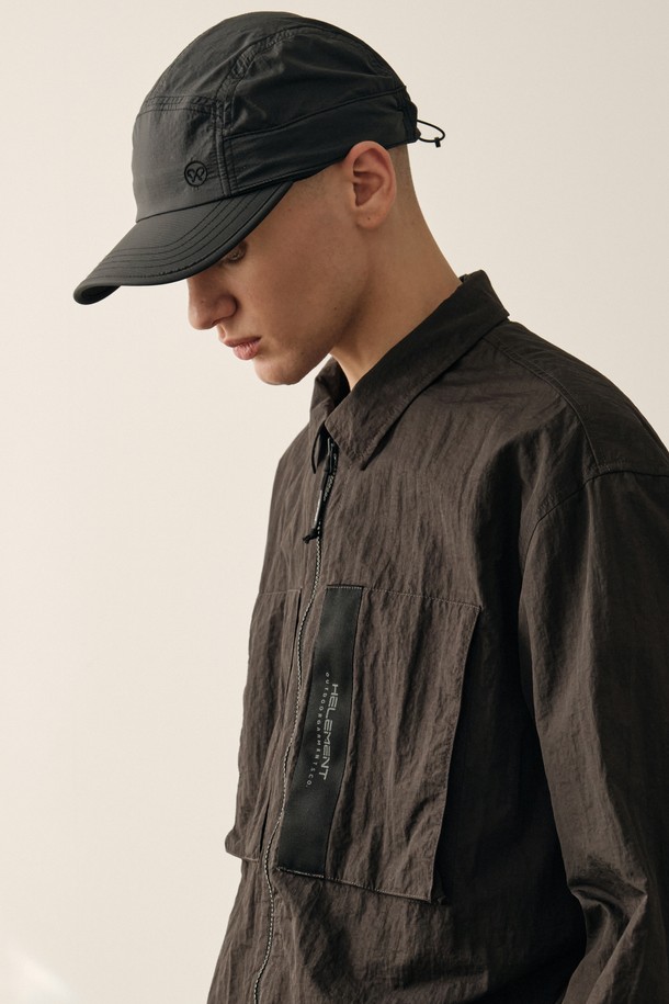 라이트 피셔 나일론 볼캡 (D GREY)은 아웃도어 활동에 최적화된 볼캡입니다. 다크그레이와 탄 두 가지 색상으로 출시되었으며, 여름철 피싱, 등산, 캠핑 등 다양한 아웃도어 활동에 적합합니다. 초경량 나일론 소재로 제작되어 가볍고 얇은 두께감을 자랑하며, 12.5cm의 모자 깊이와 22cm 챙 넓이로 편안한 착용감을 제공합니다. 자외선 차단, 발수, 흡습속건 기능이 있으며, 탈부착 차양막과 땀받이 로고 자카드 웨빙, 2-WAY 디자인으로 활용성을 높였습니다. 고프코어, 캐주얼, 스포티 스타일을 즐기는 분들께 추천합니다.
