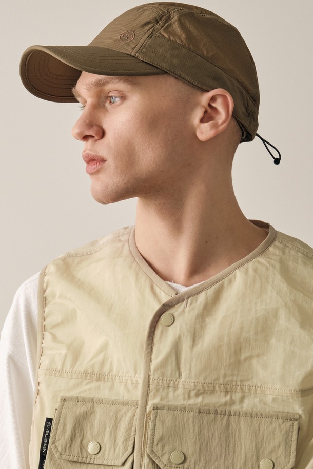 라이트 피셔 나일론 볼캡 (TAN)은 가볍고 시원한 착용감을 제공하는 여름용 볼캡입니다. 얇은 두께의 나일론 소재로 제작되어 땀 흡수와 빠른 건조 기능을 갖췄으며, 자외선 차단 기능으로 야외 활동 시에도 안심하고 착용할 수 있습니다. 탈부착 가능한 챙 디자인은 다양한 스타일 연출을 돕고, 2-WAY 기능성으로 실용성을 더합니다. 캠핑룩, 여행룩, 휴가룩 등 캐주얼, 미니멀, 고프코어 스타일 모두에 잘 어울리는 필수 아이템입니다.
