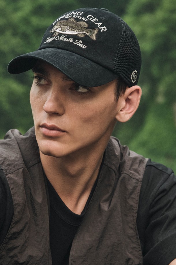 빅배스 블랙 트러커 (BLACK)는 남녀 모두 착용 가능한, 레트로 피싱 스타일의 트러커캡입니다. 시원한 메쉬 구조와 면, 폴리에스테르 혼방 소재로 제작되어 여름철에도 쾌적하게 착용할 수 있습니다. 모자 전면에 물고기 자수, 메쉬 디자인 장식이 포인트로 들어가 있으며, 헤드 둘레는 58cm입니다. 캐주얼, 레트로, 고프코어 스타일을 즐기는 분들께 휴가룩이나 여행룩으로 추천합니다. 기본 아이템으로 다양한 스타일에 활용해보세요.
