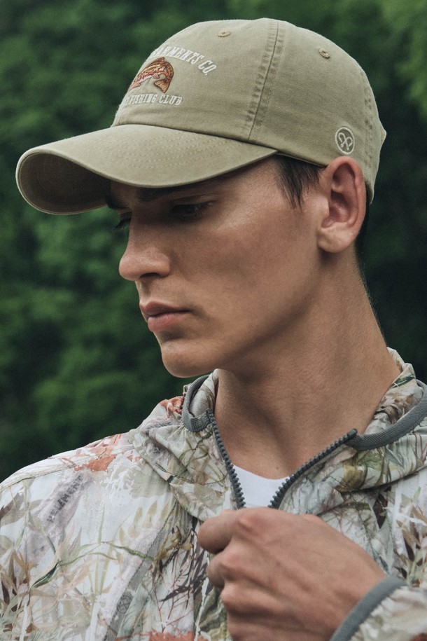 베이지 컬러의 벨리 워시드 볼캡입니다. 부드러운 면 소재로 제작되어 편안한 착용감을 선사하며, 워싱 처리로 자연스러운 멋을 더했습니다. 일반 깊이와 챙 넓이로 제작되어 데일리룩에 활용하기 좋으며, 로고 디자인으로 포인트를 더했습니다. 캐주얼, 미니멀, 클래식 스타일을 즐겨 입는 분들께 추천하며, 봄 소풍룩이나 산책룩에 매치하면 좋습니다. 사이즈 조절이 가능하여 누구나 편안하게 착용할 수 있습니다.
