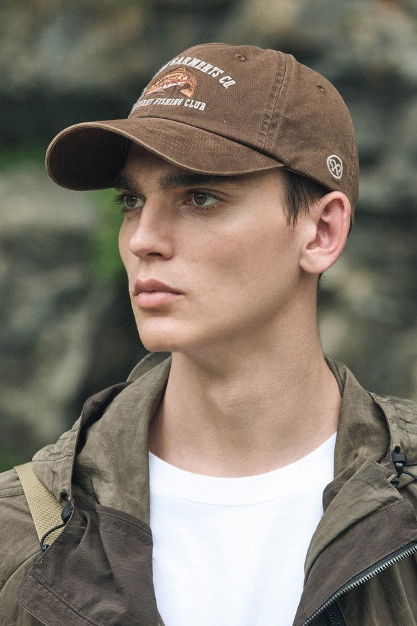 벨리 워시드 볼캡 (BROWN)은 부드러운 면 소재로 제작되어 편안한 착용감을 선사합니다. 브라운 컬러에 로고 자수 디테일이 돋보이며, 워싱 가공을 통해 빈티지한 멋을 더했습니다. 캐주얼, 미니멀, 클래식 스타일 모두 소화 가능한 데일리 볼캡으로, 봄, 여름, 가을 계절에 활용하기 좋습니다. 일반적인 모자 깊이와 챙 넓이로 제작되어 누구나 부담 없이 착용할 수 있습니다.
