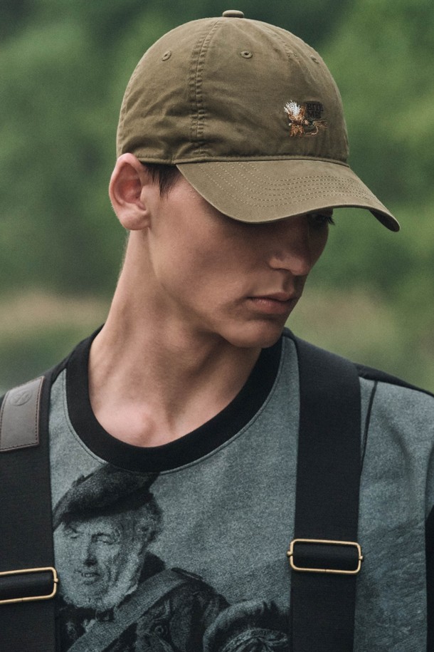 플라이 카키 볼캡 (KHAKI)은 면 소재로 제작되어 부드러운 촉감이 특징인 볼캡입니다. 가먼트 워싱 처리로 레트로 감성을 더했으며, 일상, 피싱, 아웃도어, 여행룩에 모두 잘 어울리는 디자인입니다. 모자 깊이는 17cm이며, 머리둘레 58cm에 적합한 프리사이즈로 제작되었습니다. 자수 패턴과 디자인 장식이 포인트로, 챙 디테일이 없는 미니멀한 스타일을 연출합니다. 봄, 여름 시즌에 착용하기 좋으며, 사이즈 조절이 가능하여 편안하게 사용할 수 있습니다.
