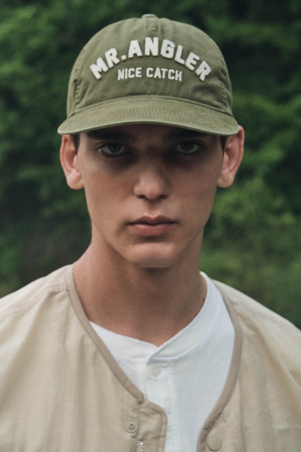 앵글러 코튼 캠프캡 (카키)는 남녀 모두 착용 가능한 모자로, 피싱, 일상, 아웃도어 활동에 적합합니다. 부드러운 면 소재로 제작되어 봄, 여름 시즌에 편안하게 착용할 수 있으며, 모자 깊이 17cm, 일반 챙 넓이를 갖추었습니다. 레트로 스타일과 스트리트 무드를 동시에 느낄 수 있으며, 워싱 가공과 3D 자수 디자인이 특징입니다. 직선 챙과 라운드 챙으로 변형하여 다양한 스타일을 연출할 수 있고, 사이즈 조절 기능으로 편안한 착용감을 제공합니다. 여행룩, 캐주얼, 스트리트, 레트로 스타일을 즐기는 분들께 추천합니다.
