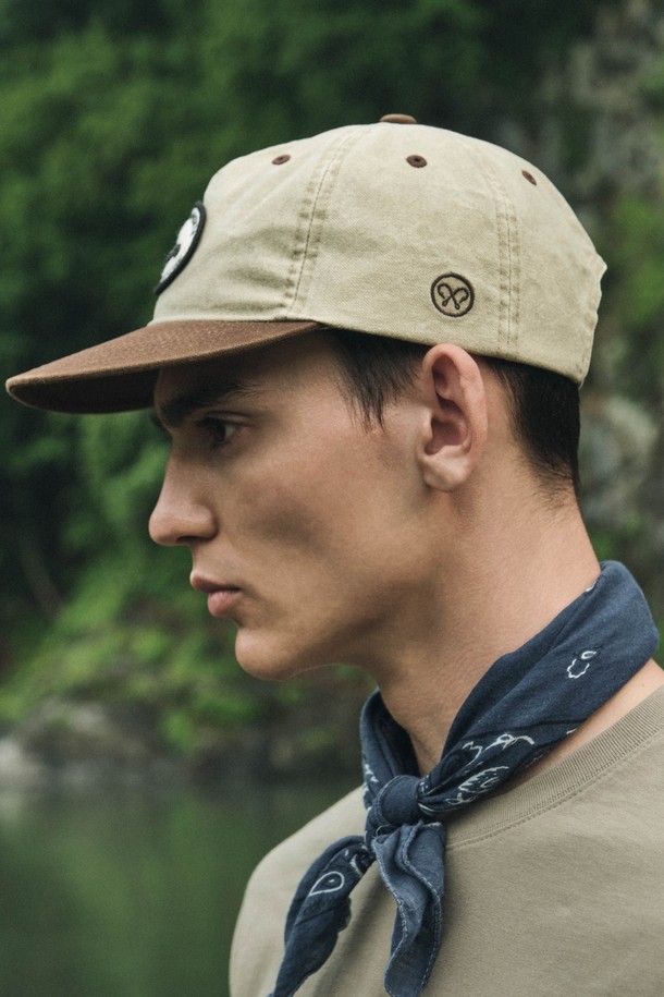 후크 베이지 스냅백 (BEIGE)은 일상, 캠핑, 피싱, 트레킹 등 다양한 활동에 어울리는 모자입니다. 베이지 컬러의 무지 디자인으로, 클래식 코튼 옥스포드 원단을 사용하여 부드러운 촉감을 선사합니다. 투톤 디자인과 챙 모양 조절이 가능한 볼캡 스타일로, 스트릿, 캐주얼, 레트로 스타일을 연출할 수 있습니다. 흡습 기능과 사이즈 조절 기능이 있어 편안하게 착용 가능하며, 캠핑룩, 산책룩, 여행룩을 완성해 보세요. 모자 깊이는 17cm이며, 자수 디테일이 돋보입니다.
