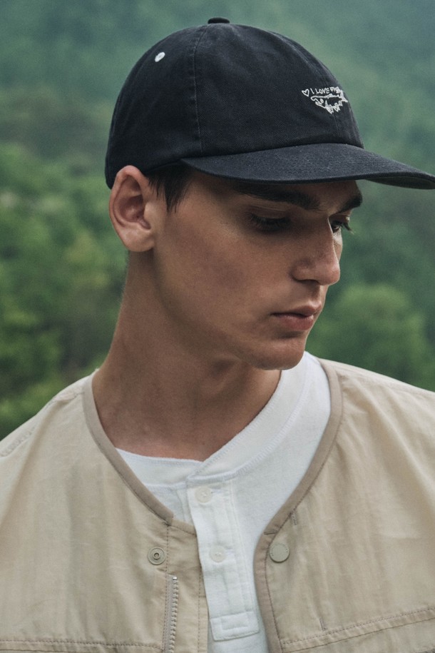 어반 레트로 캠프캡 (네이비)는 캐주얼, 미니멀, 클래식 스타일을 선호하는 분들을 위한 모자입니다. 헤링본 패턴의 네이비 컬러 면 소재로 제작되어 부드러운 촉감을 선사하며, 봄, 여름 계절에 착용하기 좋습니다. 머리둘레 58cm의 프리사이즈로 대부분의 성인에게 잘 맞으며, 흡습 기능이 있어 쾌적하게 착용할 수 있습니다. 캠핑룩, 산책룩과 같은 TPO에 적합하며, 자수 및 피쉬 그래픽 디자인으로 포인트를 더했습니다. 간단하게 볼캡 형태로도 변경하여 다양한 스타일을 연출할 수 있습니다.
