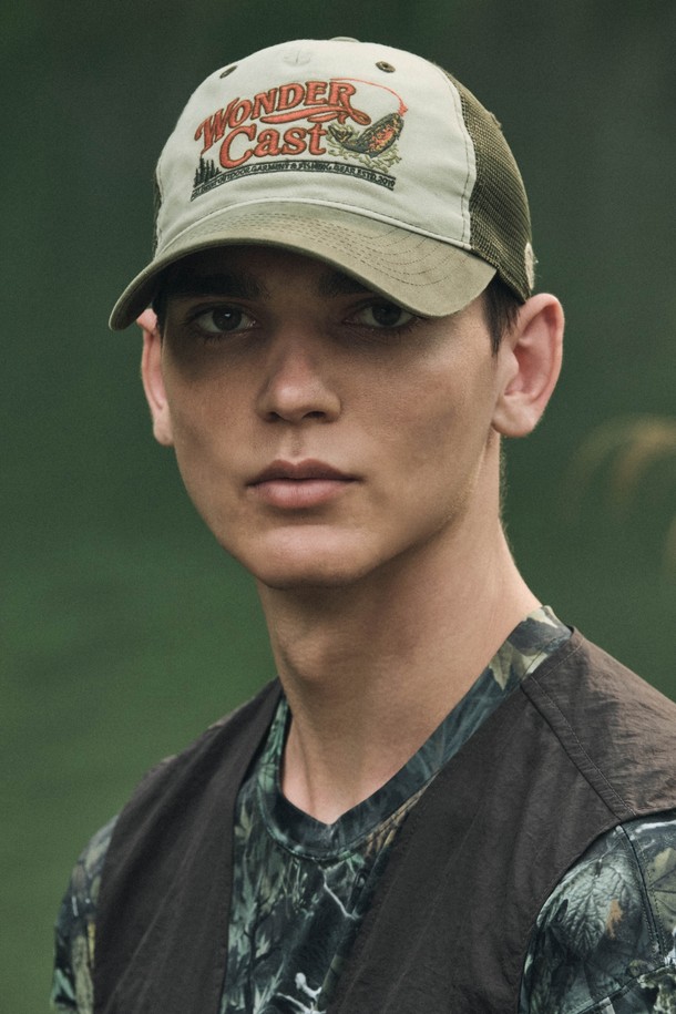 캐스트 카키 트러커 (KHAKI)는 여름철 야외 활동에 적합한 남녀 공용 트러커캡입니다. 면과 폴리에스터 혼방 소재로 제작되어 부드러운 촉감과 통기성을 제공하며, 메쉬 백패널 디자인으로 쾌적함을 더했습니다. 클래식 플라이 피싱 그래픽과 레트로 스타일 자수 디테일이 돋보이며, 프리사이즈로 편안하게 착용 가능합니다. 여행, 휴가, 캠핑 등 다양한 TPO에 어울리는 캐주얼, 클래식, 고프코어 스타일의 모자입니다. 모자 깊이는 17cm입니다.
