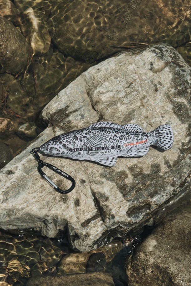 쏘가리 캐치토템 키링 (CAMO)은 쏘가리 모티브 디자인의 독특한 키링입니다. 카모 패턴과 에폭시 소재를 사용하여 캐주얼, 스트리트, 고프코어 스타일을 연출하기 좋습니다. 슬라이드 갈라 디자인과 엘리먼트 키링 시리즈로 제작되었으며, 총 길이 23.5cm로 제작되었습니다. 동네 마실룩, 산책룩, 여행룩 등 다양한 TPO에 활용할 수 있으며, 데일리 아이템으로 활용하기 좋습니다. 
