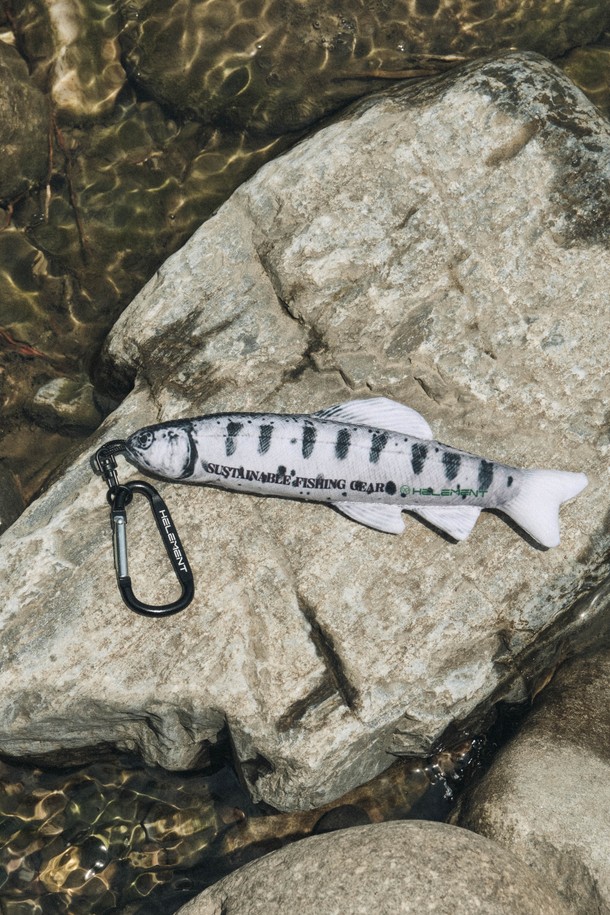 산천어 캐치토템 키링 (그레이)는 한국 토종 어종인 산천어를 모티브로 한 독특한 디자인의 패션 소품입니다. 에폭시 소재와 그레이 컬러가 어우러져 세련된 느낌을 주며, 카라비너 고리가 있어 실용성을 더했습니다. 슬라이드 갈라 디자인으로 포인트를 주어 개성 넘치는 스타일을 연출할 수 있습니다. 동네 마실룩, 여행룩, 산책룩 등 캐주얼, 미니멀, 스트리트 스타일 어디에나 잘 어울려, 당신의 패션 감각을 돋보이게 해줍니다.
