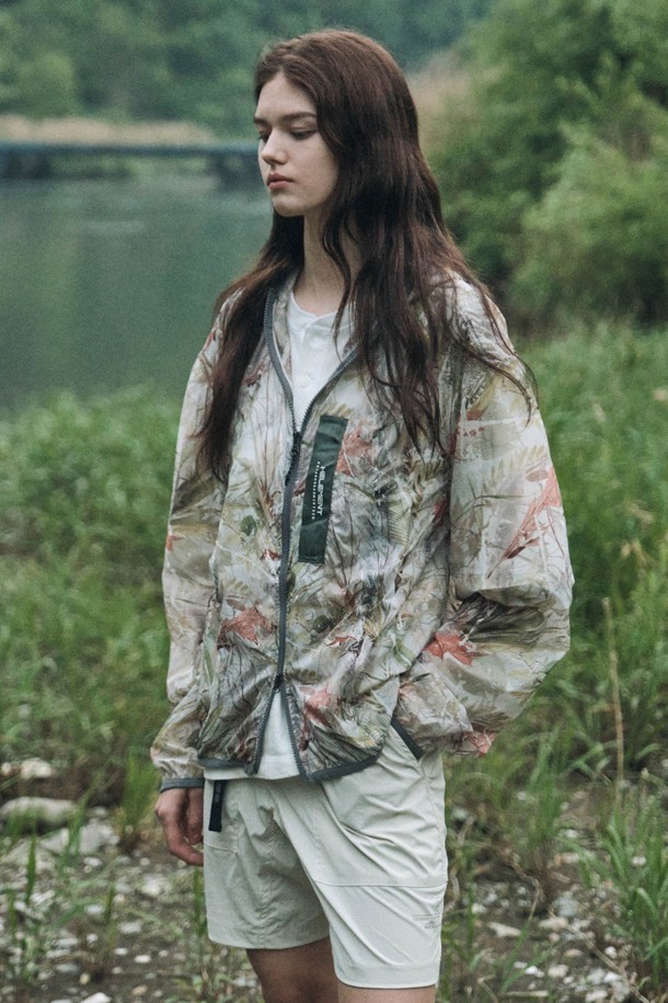 코쿤 웨빙 바람막이 자켓 (CAMO)은 남성용 아우터로, 봄, 여름철 아웃도어 활동과 일상에서 활용하기 좋은 아이템입니다. 얇고 가벼운 나일론 소재에 통기성, 방수 기능을 더하여 쾌적한 착용감을 선사하며, 밀리터리/스포티 스타일의 카모 패턴과 레귤러핏으로 트렌디함을 더했습니다. 집업 방식의 긴소매 자켓으로, 3D 패턴 디자인과 립스탑 원단으로 내구성을 높였으며, 최소한의 부피로 휴대성을 높인 실용적인 제품입니다.
