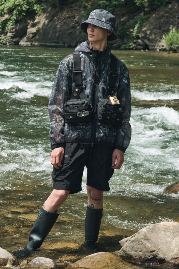 H55 루어 멀티 베스트 (블랙)는 남성용 아우터 베스트로, 캠핑, 피싱, 아웃도어 활동에 적합합니다. 블랙과 카키 두 가지 색상으로 출시되었으며, 봄, 여름, 가을 시즌에 활용하기 좋습니다. 겉감은 뻣뻣한 면 소재이며, 왁스코팅 처리가 되어 있어 생활 방수 기능을 제공합니다. 벨크로 여밈 방식과 레귤러핏으로 편안한 착용감을 선사하며, 가죽 디테일이 적용되어 밀리터리, 아웃도어 스타일을 연출합니다. 다수의 벨크로 포켓과 대용량 수납공간, 백패널 레인자켓 수납 공간, 멀티 수납공간을 갖춰 실용성을 높였습니다.
