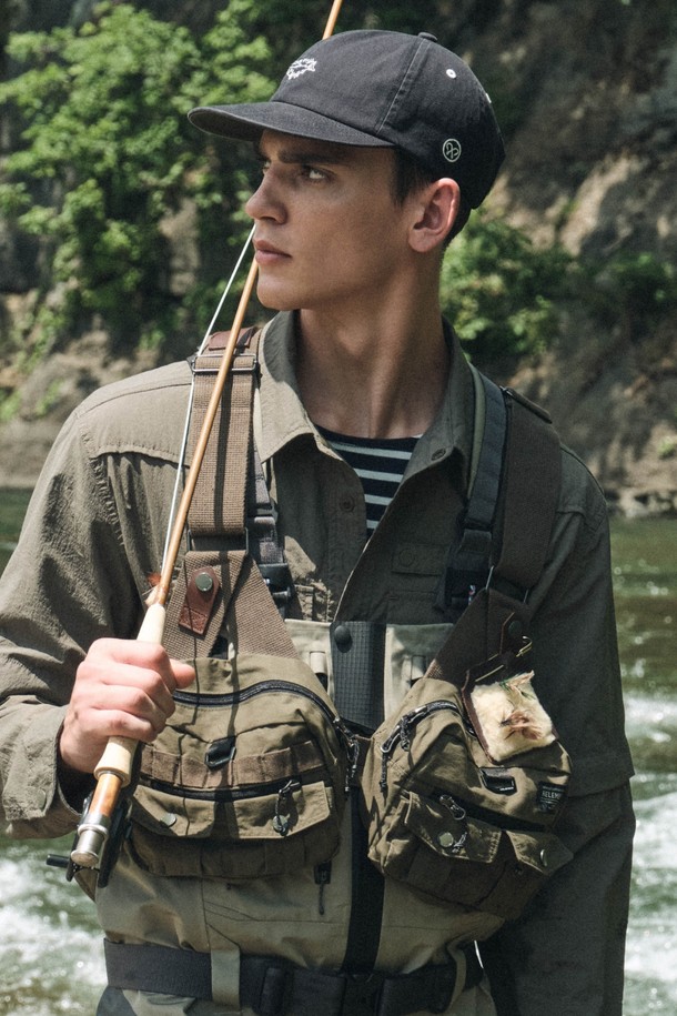 H55 루어 멀티 베스트 (카키)는 남성용 베스트로, 피싱, 캠핑, 아웃도어 활동에 적합합니다. 봄, 여름, 가을 계절에 어울리며 밀리터리 및 빈티지 스타일을 연출합니다. 면 소재에 왁스 코팅 처리되어 뻣뻣한 촉감을 주며, 벨크로 여밈 방식과 레귤러핏으로 디자인되었습니다. 소가죽 디테일, 바택 스티치 보강, 대용량 수납공간, 벨크로 포켓, 백패널 수납공간 등 실용적인 기능성을 갖춘 워크웨어, 캐주얼, 고프코어 스타일의 베스트입니다.
