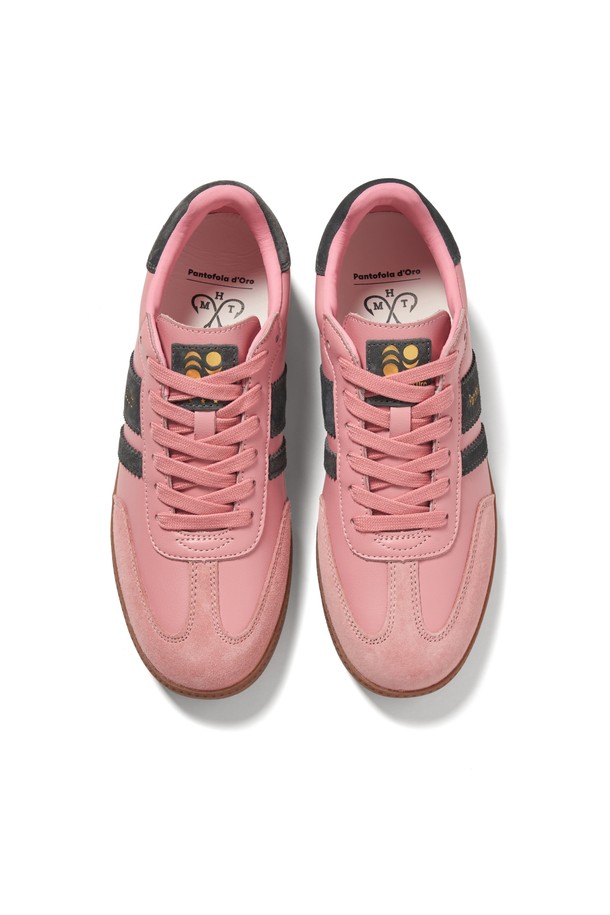 레트로 아르젠티 스니커즈 (PINK)는 소가죽과 스웨이드 소재를 사용하여 내구성과 통기성을 높인 남성용 스니커즈입니다. 면 안감으로 편안한 착용감을 제공하며, 무지 패턴과 끈으로 여미는 디자인이 특징입니다. 핑크(PINK), 블랙, 블루, 카키, 네이비, 화이트, 옐로우 등 다양한 컬러로 출시되어 캐주얼한 스타일을 연출하기 좋습니다. 봄, 여름, 가을 계절에 동네 마실룩, 가을 나들이룩에 매치하여 레트로, 미니멀 스타일을 완성해보세요. 빈티지 고무 밑창은 레트로한 분위기를 더해줍니다.
