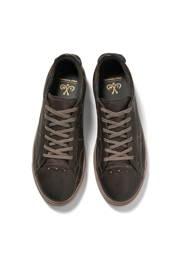 빈티지 벨로 스니커즈 (D BROWN)는 남성을 위한 다크 브라운 컬러의 스니커즈입니다. 소가죽 소재의 라운드 앞코 디자인으로, 캐주얼, 클래식, 미니멀 스타일을 즐기는 분들께 적합합니다. 데이트룩과 출근룩에 모두 잘 어울리는 이 스니커즈는 플랫 레이스, 메탈 아일렛, 핸드스티치 어퍼 디테일로 빈티지한 매력을 더합니다. 보강된 미드솔과 고무 아웃솔은 편안한 착용감을 제공하며, 사계절 내내 활용 가능한 실용적인 아이템입니다.
