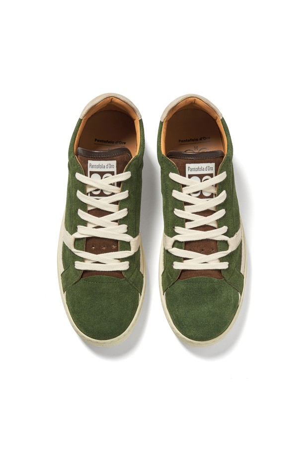 모로 스웨이드 스니커즈 (카키)는 클래식, 미니멀, 캐주얼 스타일을 즐기는 남성을 위한 스니커즈입니다. 봄, 여름, 가을 계절에 데이트룩, 쇼핑룩에 매치하기 좋습니다. 라운드 앞코 디자인에 이탈리안 카프스킨 레더와 스웨이드, 가죽, 고무 소재를 사용하여 제작되었습니다. 로우탑 디자인, 플랫 레이스, 메탈 아일렛, 핸드 스티칭, 이중 레이어 가죽 베이스, 강화된 미드솔, 그리고 발볼은 일반으로 제작되었으며, 안감은 가죽 소재입니다. 무지 패턴의 카키색 스니커즈는 일상에서 편안하고 세련된 스타일을 연출합니다.
