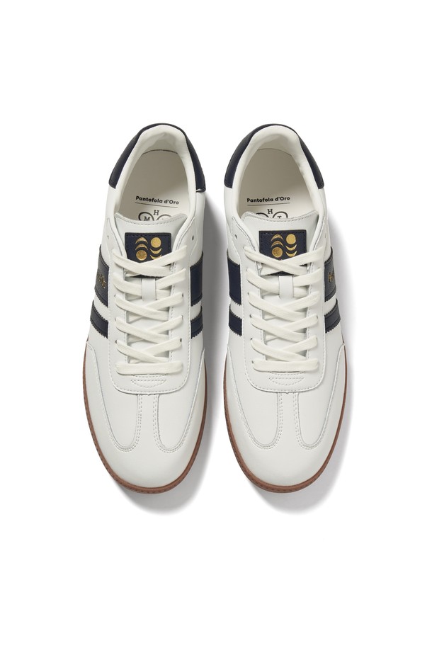 레트로 아르젠티 스니커즈 (화이트)는 남성용 레트로 스니커즈입니다. 화이트, 블랙, 블루, 카키, 네이비, 핑크, 옐로우 7가지 다채로운 컬러로 출시되었습니다. 부드러운 스웨이드와 소가죽 소재를 사용하여 편안한 착용감을 제공하며, 라운드 앞코와 플랫 굽으로 디자인되었습니다. 일상 및 캐주얼 스타일에 적합하며, 데이트룩과 산책룩에 활용하기 좋습니다. 빈티지 스타일, 수분 흡수 안감, 통기성, 유연한 디자인으로 편안함과 스타일을 모두 갖춘 제품입니다.
