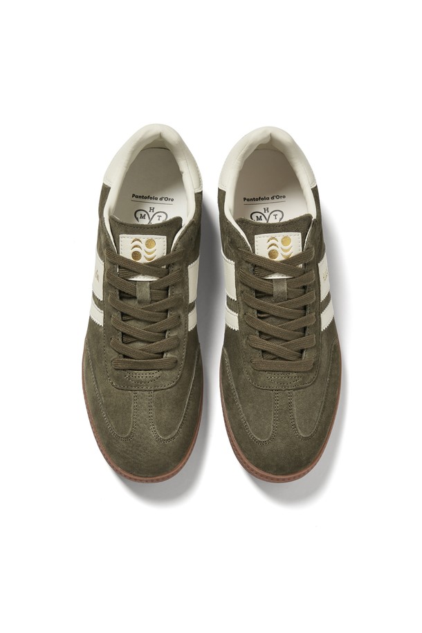 **레트로 아르젠티 스니커즈 (KHAKI)**는 캐주얼, 클래식, 레트로 스타일을 즐기는 남성을 위한 신발입니다. 부드러운 프리미엄 카프스킨 스웨이드 가죽 갑피와 테리 코튼 원단 안감으로 편안한 착용감을 제공합니다. 라운드 앞코 디자인에 플랫 레이스, 빈티지 러버 아웃솔을 사용하여 클래식한 멋을 더했습니다. KHAKI, BLACK, BLUE, NAVY, PINK, WHITE, YELLOW 등 다양한 색상으로 출시되어, 봄, 여름, 가을 어떤 계절에도 폭넓게 활용 가능합니다. 일상, 동네 마실룩, 여행룩에 적합한 아이템입니다.
