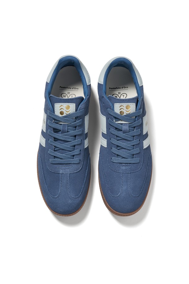 레트로 아르젠티 스니커즈 (BLUE)는 남성을 위한 캐주얼, 클래식, 레트로 스타일의 스니커즈입니다. 부드러운 스웨이드와 소가죽 소재로 제작되어 편안함과 내구성을 동시에 갖추었습니다. 라운드 앞코와 낮은 굽, 플랫 형태의 굽 타입으로 편안한 착용감을 제공하며, 면 안감과 흡습, 통기 기능을 통해 쾌적함을 유지합니다. 블루, 블랙, 카키, 네이비, 핑크, 화이트, 옐로우 등 다양한 컬러 옵션으로 제공되며 끈으로 여미는 로우탑 디자인입니다. 클래식한 디자인과 빈티지 스타일을 결합하여 일상복에 포인트를 더합니다.
