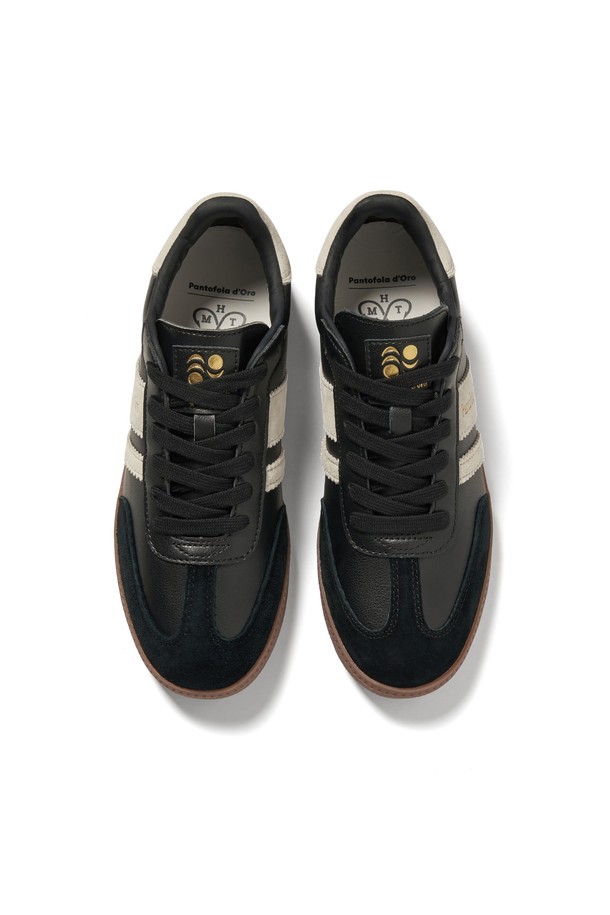 레트로 아르젠티 스니커즈 (블랙)는 캐주얼, 레트로, 클래식 스타일을 추구하는 남성들을 위한 신발입니다. 라운드 앞코 디자인에 스웨이드와 소가죽 소재를 사용하여 고급스러운 느낌을 더했습니다. 봄, 여름, 가을 계절에 어울리며, 데이트룩과 산책룩에 매치하기 좋습니다. 면 안감과 빈티지 고무 아웃솔, 수분 흡수 테리 안감, 유연한 구조, 클래식 레트로 스타일이 특징입니다. 굽 높이는 낮고 플랫 타입으로 편안한 착용감을 제공합니다.
