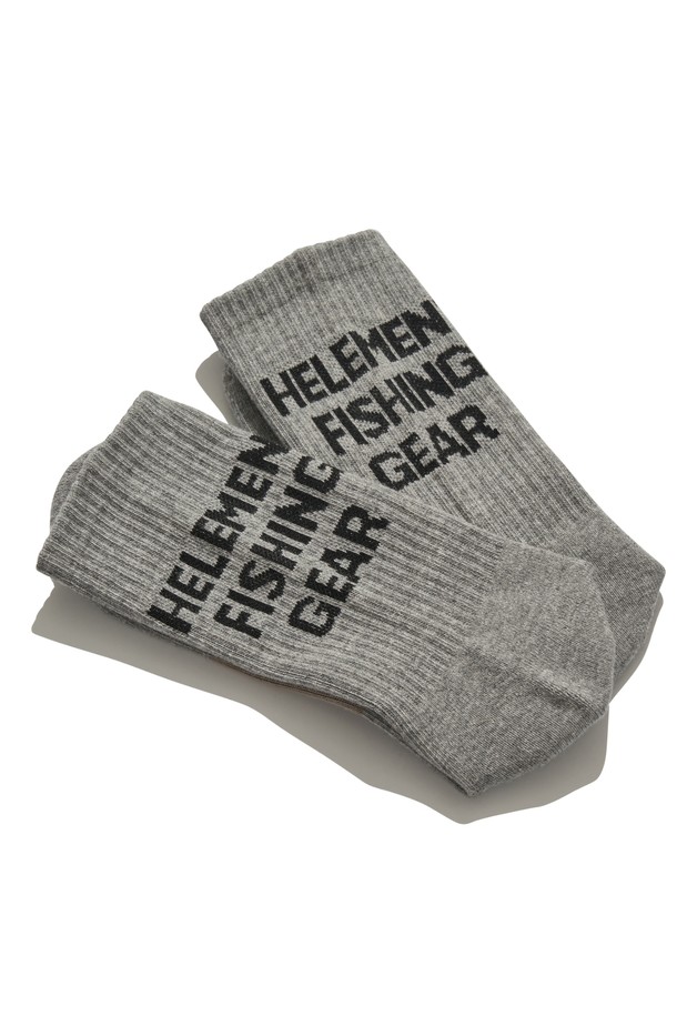 남녀공용 필드 컴포트 크루 삭스 (M 그레이)는 아웃도어 활동과 일상생활 모두에 적합한 양말입니다. 면, 폴리에스테르, 나일론, 스판덱스의 프리미엄 혼방 소재로 제작되어 흡습성과 신축성이 뛰어나 편안한 착용감을 제공합니다. 보트경기에서 유래한 스타일로, 중간 부위의 골지 패턴이 특징이며, 산책룩이나 동네 마실룩과 같은 캐주얼, 미니멀, 클래식 스타일 연출에 용이합니다. M 그레이, 아이보리, 카키 세 가지 색상으로 만나보세요.
