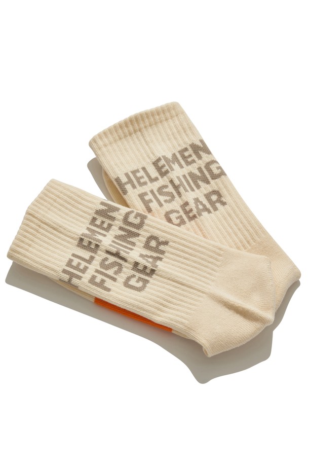 아이보리 컬러의 남녀공용 테크니컬 스킨 미드 삭스입니다. 면, 폴리에스테르, 나일론, 스판덱스 혼방 소재로 제작되어 부드러운 촉감과 얇은 두께로 편안한 착용감을 제공합니다. 흡습 기능이 있어 아웃도어, 하이킹, 일상생활에서 쾌적하게 착용할 수 있습니다. 골지 패턴의 미드 삭스로, 중간 부위를 안정적으로 잡아주는 디자인이 특징이며, 캐주얼, 미니멀, 클래식 스타일 모두 소화 가능합니다. 산책, 등산, 여행 시 스타일리시하게 연출해보세요.
