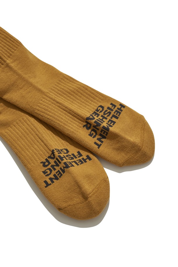 남녀공용 테크니컬 스킨 미드 삭스 (머스타드)는 아웃도어 활동과 일상에서 모두 활용 가능한 양말입니다. 면, 폴리에스터, 나일론, 스판덱스를 혼방한 프리미엄 코튼 소재로 제작되어 흡습성과 신축성이 뛰어나 여름철에도 쾌적하게 착용할 수 있습니다. 중간 길이 디자인과 중간 부위 골지 패턴이 특징이며, 캐주얼, 미니멀, 클래식 스타일의 산책룩, 동네 마실룩에 잘 어울립니다. 머스타드, 블랙, 아이보리, 카키 4가지 색상으로 만나보세요.
