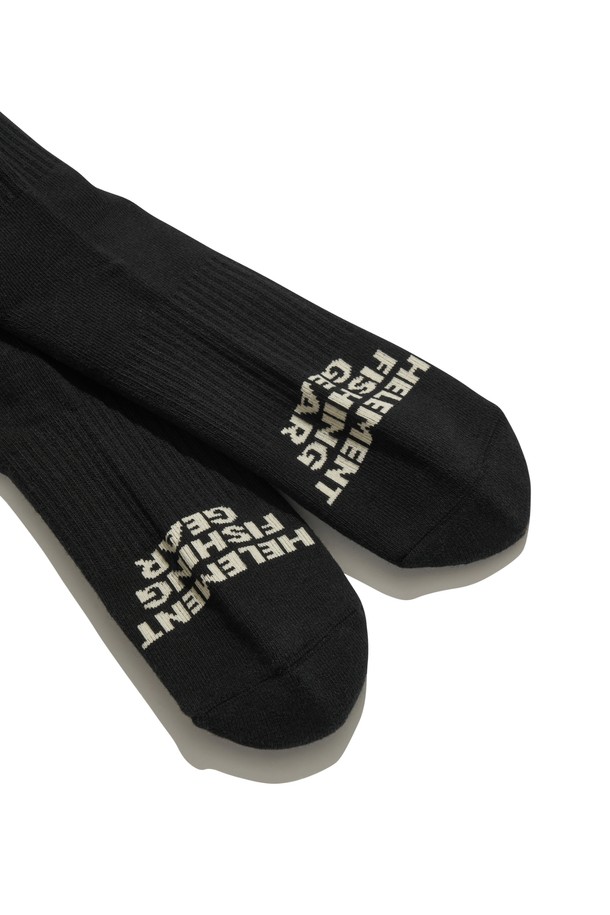 남녀공용 테크니컬 스킨 미드 삭스 (BLACK)는 아웃도어 활동과 일상생활에서 모두 활용 가능한 양말입니다. 부드러운 촉감의 프리미엄 코튼 혼방 소재를 사용하여 흡습 기능이 뛰어나며, 얇은 두께감으로 편안한 착용감을 제공합니다. 골지 패턴의 미드 삭스는 캐주얼, 미니멀, 클래식 스타일 모두에 잘 어울립니다. 동네 마실룩, 산책룩 등 가벼운 TPO에 매치하여 활용해보세요. 블랙, 아이보리, 카키, 머스타드 네 가지 색상으로 만나보실 수 있습니다.
