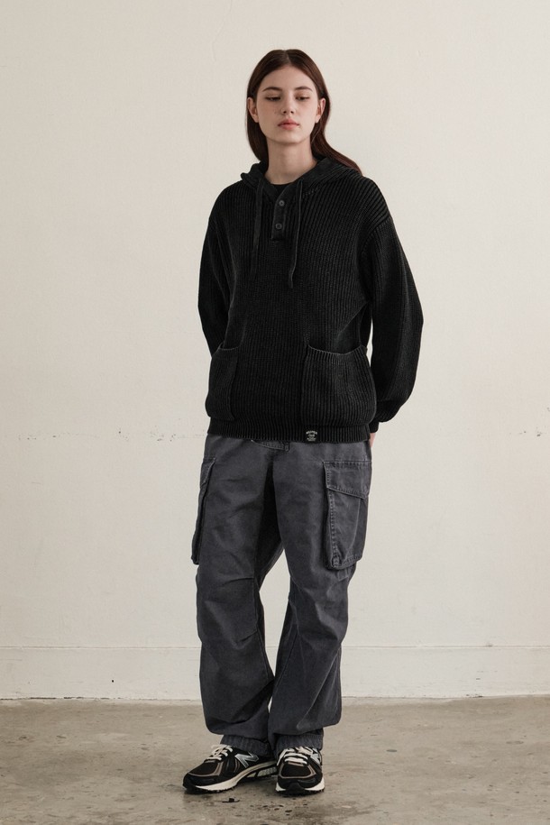 WEST 피그먼트 후드 니트 (블랙)는 가을, 겨울 시즌에 어울리는 남성용 니트/스웨터입니다. 헨리넥과 후드 디자인을 모두 갖춘 레귤러핏의 긴소매 제품으로, 빈티지하면서도 클래식한 스타일을 연출합니다. 면 소재에 두꺼운 두께감으로 제작되었으며, 피그먼트 워싱 처리와 후드 중앙 스트라이프 디테일이 특징입니다. 데일리룩, 카페룩, 모임룩 등 다양한 TPO에 활용 가능하며, 클래식, 캐주얼, 미니멀 스타일을 추구하는 분들께 추천합니다. 착용 시 필링(보풀)이 발생할 수 있습니다.
