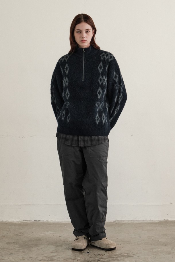 네이비 컬러의 유콘 패턴 자가드 니트입니다. 하프넥 디자인과 두꺼운 두께감으로 가을, 겨울철 따뜻하게 착용하기 좋습니다. 클래식, 캐주얼 스타일 모두 소화 가능하며, 일상, 레저 활동에 적합합니다. 부드러운 촉감과 레귤러 핏으로 편안한 착용감을 선사합니다. 하프 집업 스타일과 프리미엄 자가드 디테일이 돋보이는 남성용 니트입니다.
