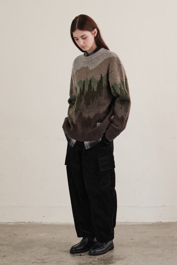 애투 그래픽 풀오버 (BROWN)는 가을, 겨울 시즌에 어울리는 공용 니트/스웨터입니다. 클래식 무드의 레귤러핏으로, 부드러운 울과 나일론 혼방 소재의 두꺼운 두께감이 포근함을 선사합니다. 자연을 모티브로 한 그래픽 디자인과 톤온톤 브라운 컬러, 프리미엄 자카드 기법이 돋보이며, 라운드넥과 긴소매 디자인으로 편안하게 착용 가능합니다. 데이트룩, 카페룩, 겨울 데일리룩 등 다양한 TPO에 미니멀하고 캐주얼하게 스타일링하기 좋습니다. 마찰에 의한 필링 발생 가능성이 있으니 주의하여 관리하십시오.
