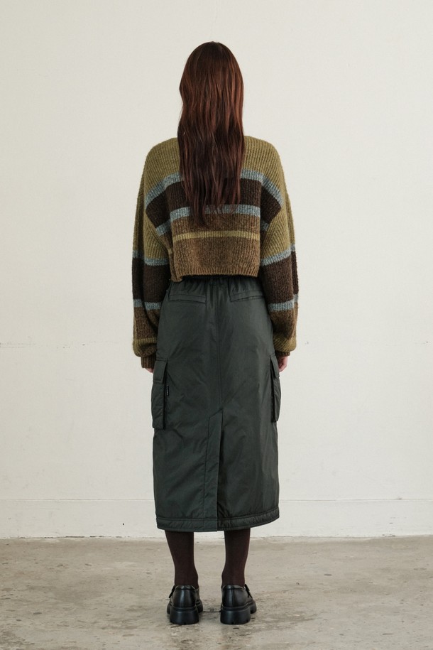 따뜻하고 포근한 여성 스트라이프 크롭 니트 (KHAKI)입니다. 부드러운 촉감의 울, 나일론, 아크릴, 폴리에스터, 스판덱스 혼방 소재로 제작되어 가을, 겨울 시즌에 적합합니다. 모헤어 혼방 원사를 사용하여 은은한 고급스러움을 더했으며, 자카드 기법으로 섬세한 스트라이프 패턴을 표현했습니다. 캐주얼, 클래식, 미니멀 스타일을 모두 소화할 수 있으며, 데이트룩, 카페룩, 겨울 데일리룩 등 다양한 TPO에 활용하기 좋습니다. 다만, 착용 시 마찰에 의해 필링이 발생할 수 있으니 주의하여 관리해주세요.
