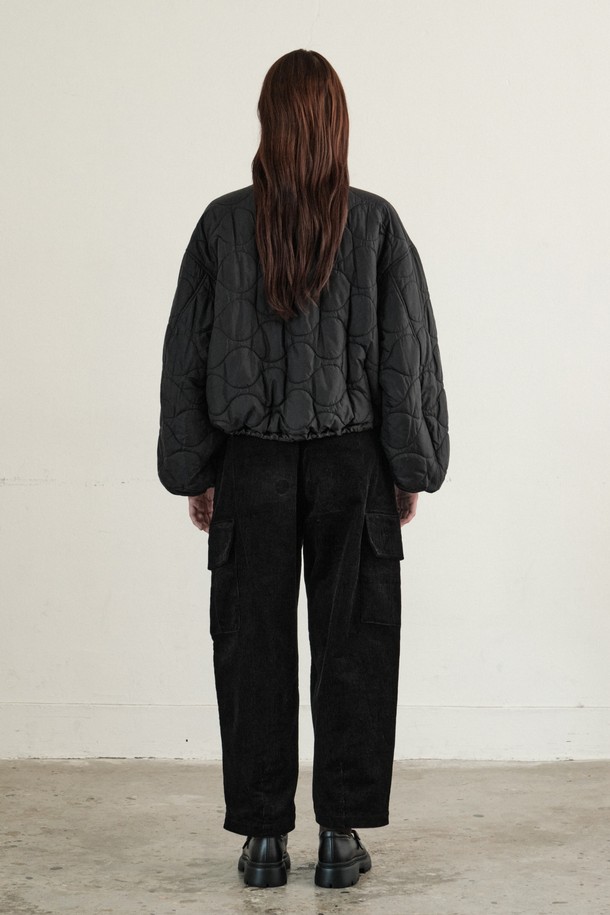 **여성 코듀로이 카고 팬츠 (블랙)**는 부드러운 촉감의 프리미엄 코듀로이 원단으로 제작되어 가을, 겨울 시즌에 따뜻하게 착용하기 좋습니다. 톤온톤 무지 디자인에 와이드 핏과 루즈핏으로 편안하면서도 스타일리시한 캐주얼 무드를 연출합니다. 허리 밴딩으로 편안함을 더하고, 카고 포켓 디테일이 실용성을 높였습니다. 겨울 데일리룩, 동네 마실룩, 쇼핑룩 등 다양한 TPO에 활용할 수 있으며, 캐주얼, 미니멀, 클래식 스타일을 즐겨 입는 분들께 추천합니다. 자연스러운 실루엣으로 어떤 상의와도 잘 어울려 활용도가 높습니다.
